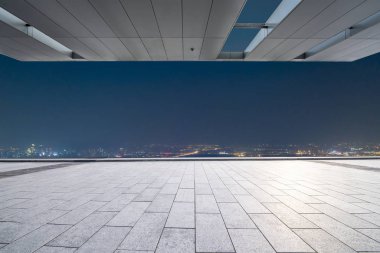 Panoramik ufuk çizgisi ve boş yolu olan modern iş binaları