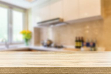 boş tahta masa üstü ve bulanık arkaplan 