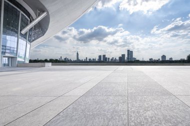 Panoramik ufuk çizgisi ve boş yolu olan modern iş binaları