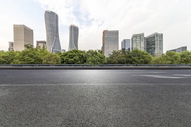 Panoramik ufuk çizgisi ve boş yolu olan modern iş binaları
