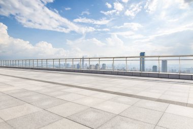 Panoramik ufuk çizgisi ve boş yolu olan modern iş binaları