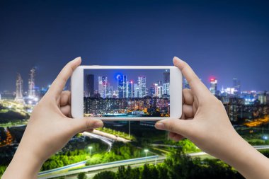 Şehir geri ile boş ekran akıllı telefon tutan işadamı el