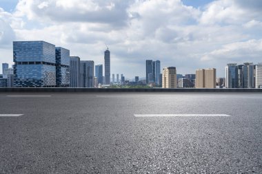 Panoramik silüet ve modern iş ofisi binaları