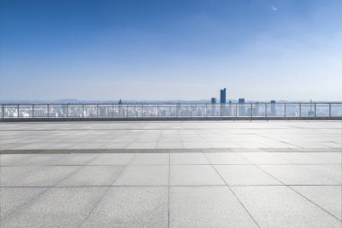 Panoramik ufuk çizgisi ve boş yolu olan modern iş binaları