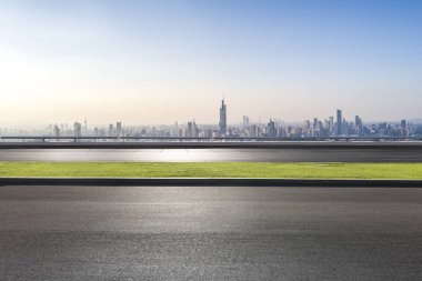 Panoramik ufuk çizgisi ve boş yolu olan modern iş binaları