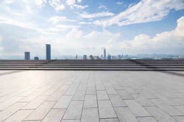 Panoramik ufuk çizgisi ve boş yolu olan modern iş binaları