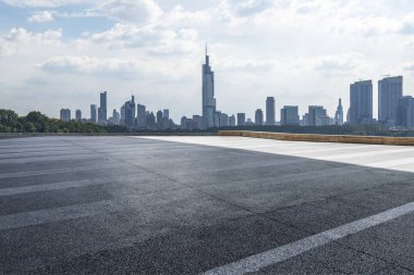 Panoramik ufuk çizgisi ve boş yolu olan modern iş binaları