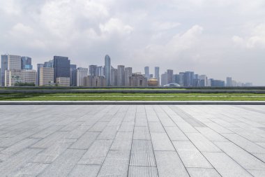 Panoramik ufuk çizgisi ve boş yolu olan modern iş binaları