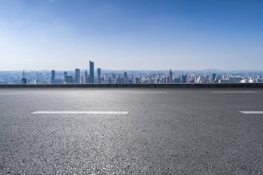 Panoramik ufuk çizgisi ve boş yolu olan modern iş binaları
