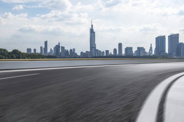 Panoramik ufuk çizgisi ve boş yolu olan modern iş binaları