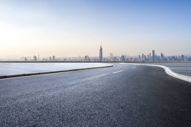 Panoramik ufuk çizgisi ve boş yolu olan modern iş binaları