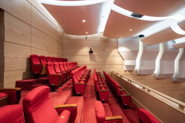 Sinema salonundaki kırmızı koltuklar.