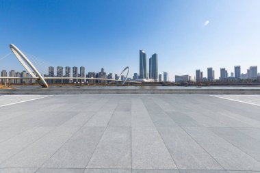 Panoramik siluet ve modern ofis binaları 