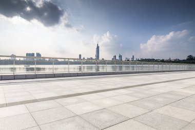 Panoramik silüet ve modern iş ofisi binaları