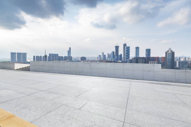 Panoramik ufuk çizgisi ve boş yolu olan modern iş binaları