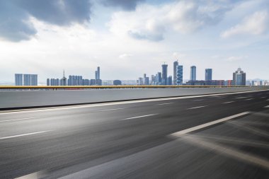 Panoramik ufuk çizgisi ve boş yolu olan modern iş binaları