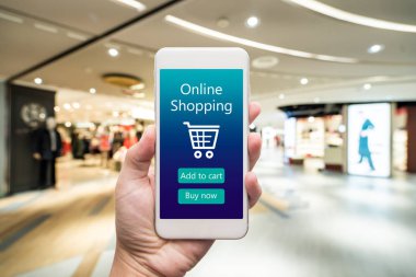 Akıllı telefon kadın elinde online alışveriş. Alışveriş merkezinde ba