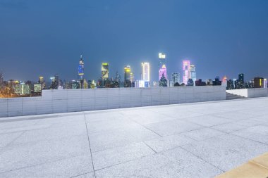 Panoramik siluet ve modern ofis binaları 