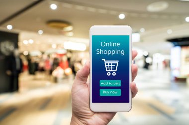 Akıllı telefon kadın elinde online alışveriş. Alışveriş merkezinde ba