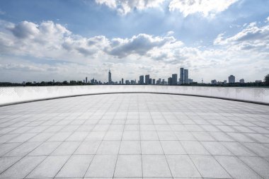 Panoramik ufuk çizgisi ve boş yolu olan modern iş binaları