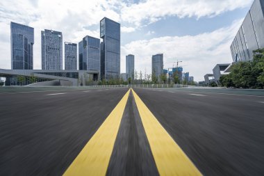 Panoramik ufuk çizgisi ve boş yolu olan modern iş binaları