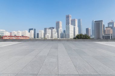 Panoramik ufuk çizgisi ve boş yolu olan modern iş binaları