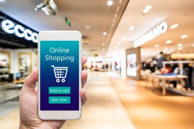 Akıllı telefon kadın elinde online alışveriş. Alışveriş merkezinde ba