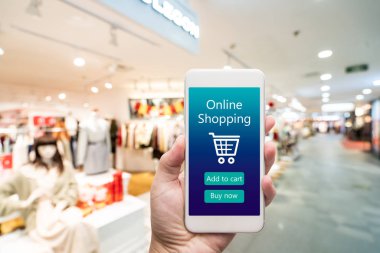 Akıllı telefon kadın elinde online alışveriş. Alışveriş merkezinde ba