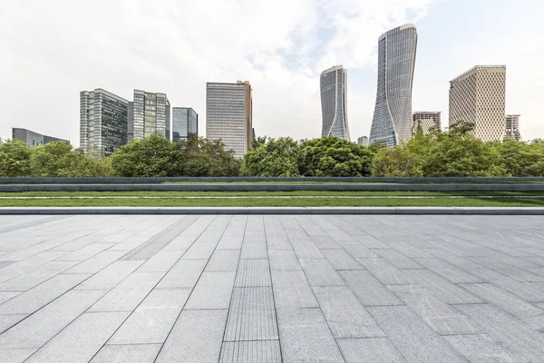 Skyline Panorâmico Modernos Edifícios Escritórios Negócios Com Estrada Vazia — Fotografia de Stock