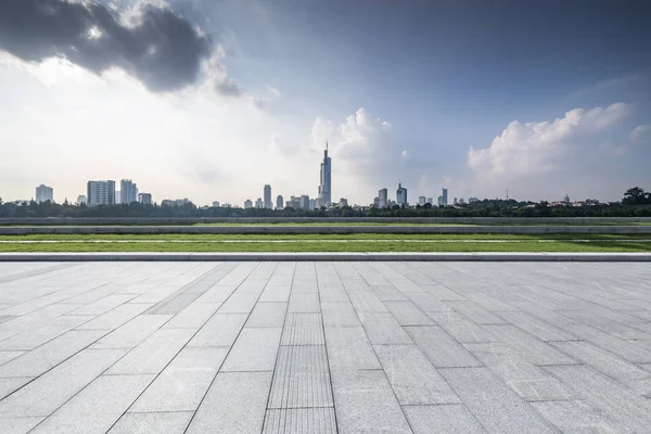 Panoramik silüet ve modern iş ofisi binaları — Stok fotoğraf