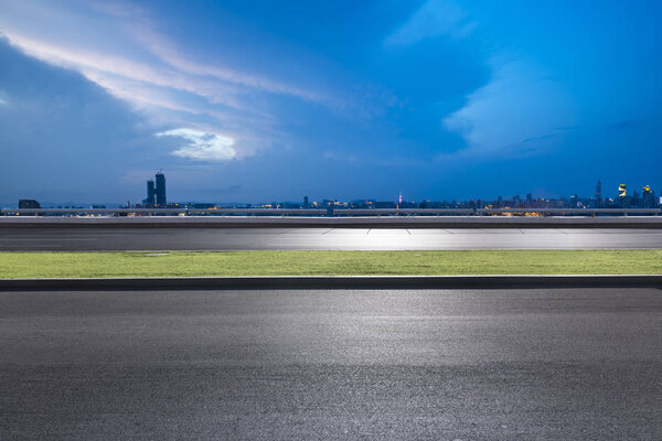 Панорамные горизонты и современные офисные здания 