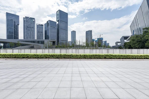 Panoramik Ufuk Çizgisi Boş Yolu Olan Modern Binaları — Stok fotoğraf