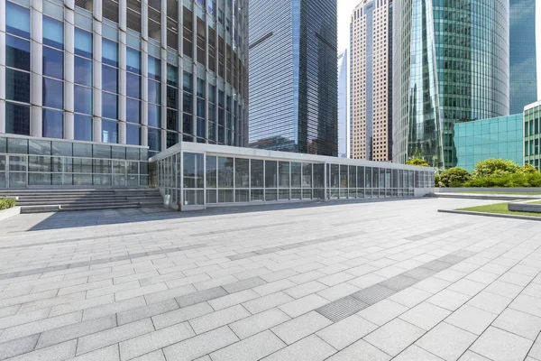 Skyline panorámico y modernos edificios de oficinas de negocios con vacío — Foto de Stock