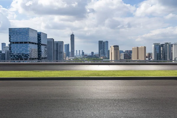 Panorama-Skyline und moderne Geschäftshäuser mit Leerstand — Stockfoto