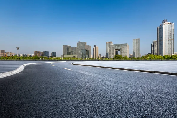 Skyline panorámico y modernos edificios de oficinas de negocios con vacío — Foto de Stock