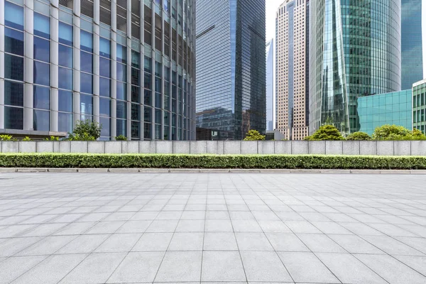 Skyline panorámico y modernos edificios de oficinas de negocios con vacío — Foto de Stock