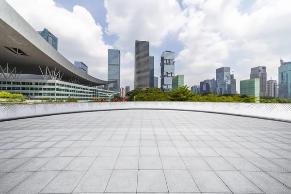 Skyline panorâmico e modernos edifícios de escritórios de negócios com empt — Fotografia de Stock