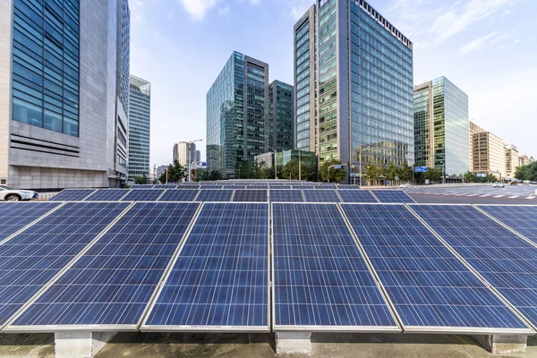 Ciudad solar y moderna skyline — Foto de Stock