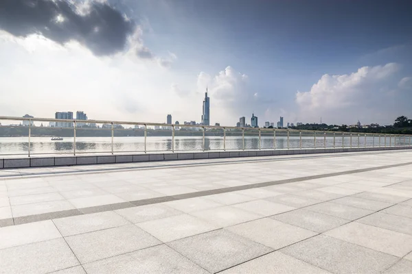 Panoramik silüet ve modern iş ofisi binaları