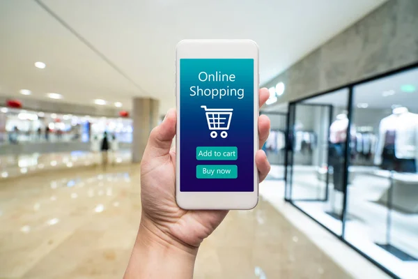 Teléfono inteligente compras en línea en la mano de la mujer. Centro comercial en ba — Foto de Stock