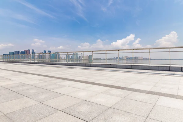 Panoramik silüet ve modern iş ofisi binaları