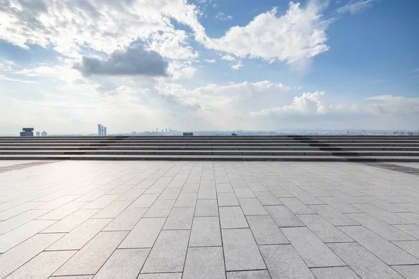 Skyline panorámico y modernos edificios de oficinas de negocios con vacío — Foto de Stock