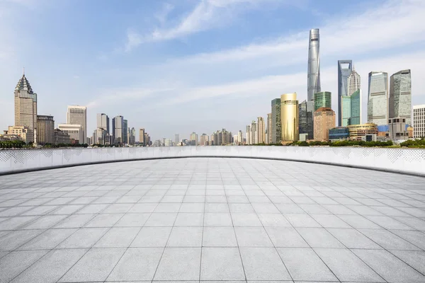 Skyline panoramico e moderni edifici per uffici con vuoto — Foto Stock