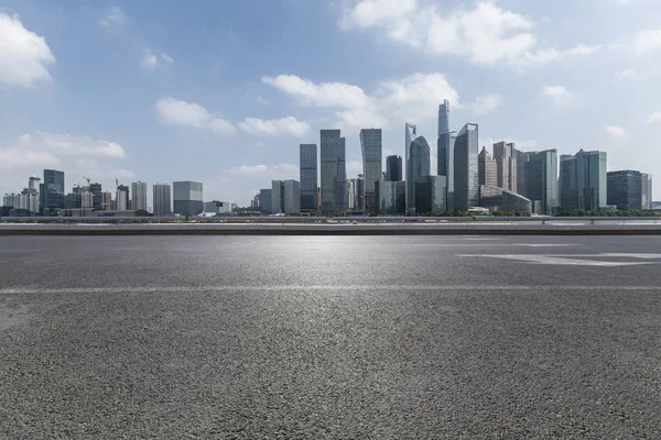 Skyline panorâmico e modernos edifícios de escritórios de negócios com empt — Fotografia de Stock