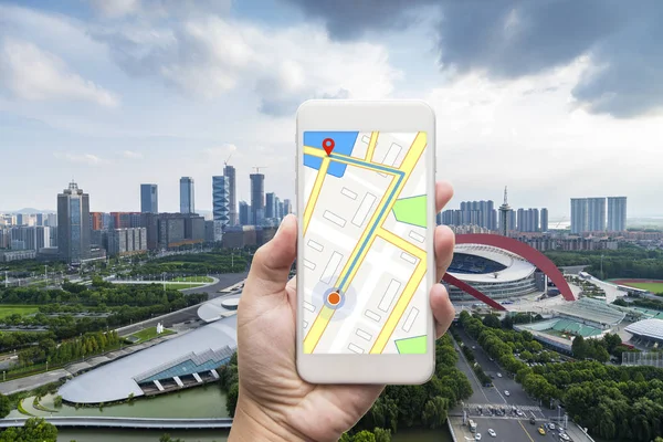 Mobiele Gps Navigatie Mobiele Telefoon Met Stad Rechtenvrije Stockfoto's