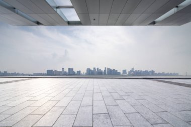 Panoramik ufuk çizgisi ve boş yolu olan modern iş binaları