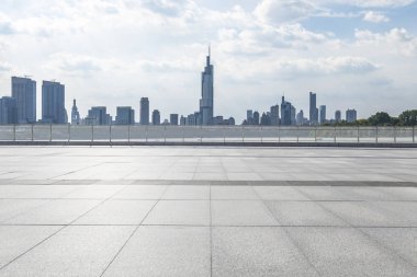 Panoramik ufuk çizgisi ve boş yolu olan modern iş binaları