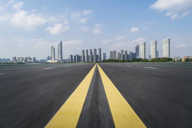 Panoramik ufuk çizgisi ve boş yolu olan modern iş binaları
