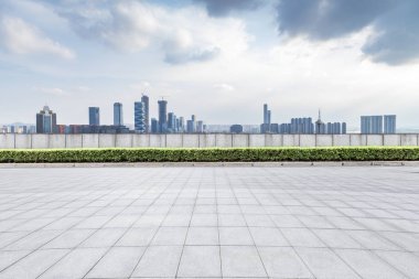 Panoramik ufuk çizgisi ve boş yolu olan modern iş binaları