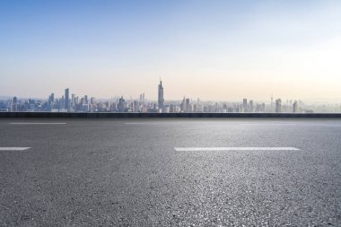 Panoramik ufuk çizgisi ve boş yolu olan modern iş binaları